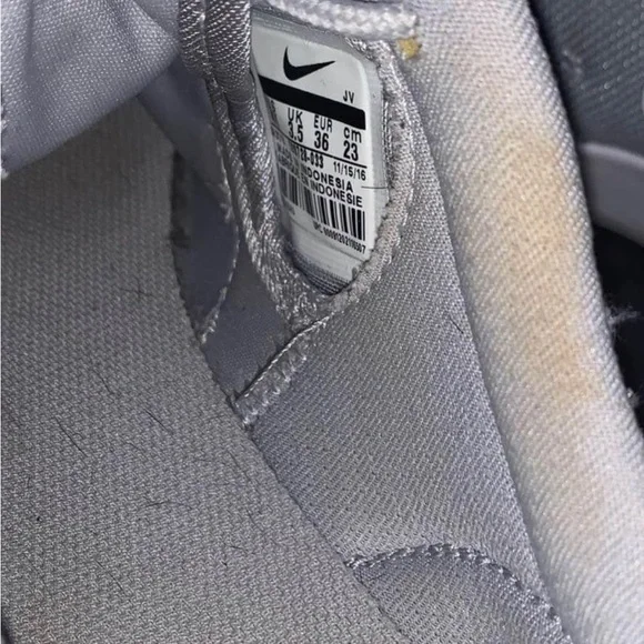 NIKE RUNNING SHOES - Picture 2 of 2